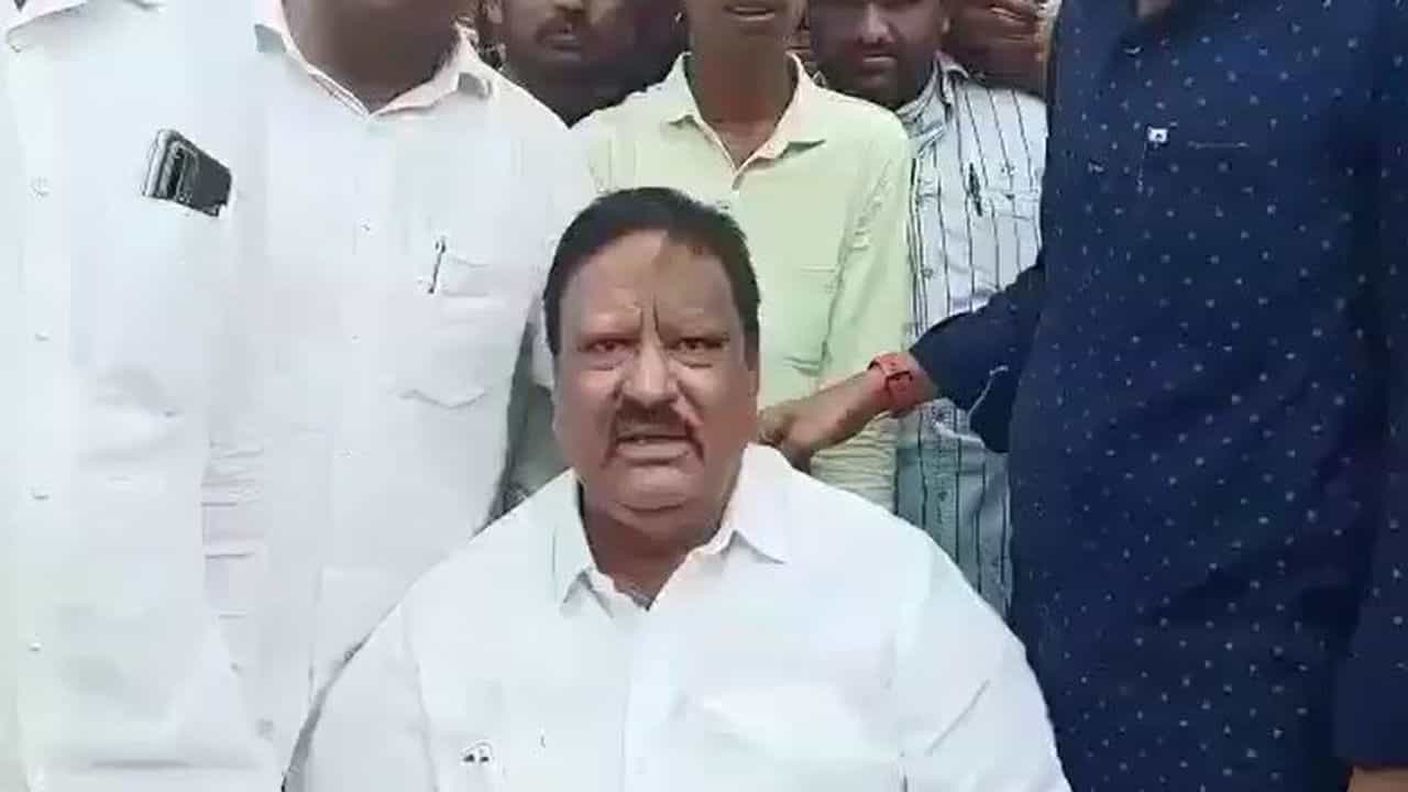 ಹಿಜಾಬ್ ತಂಟೆಗೆ ಬಂದರೆ ತುಂಡು ತುಂಡು ಮಾಡುವುದಾಗಿ ಹೇಳಿದ್ದ ಕಾಂಗ್ರೆಸ್ ಮುಖಂಡ ಮುಕ್ರಂ ಖಾನ್ ಪೊಲೀಸರ ವಶಕ್ಕೆ ಹಿಜಾಬ್ ತಂಟೆಗೆ ಬಂದರೆ ತುಂಡು ತುಂಡು ಮಾಡುವುದಾಗಿ ಹೇಳಿದ್ದ ಕಾಂಗ್ರೆಸ್ ಮುಖಂಡ ಮುಕ್ರಂ ಖಾನ್ ಪೊಲೀಸರ ವಶಕ್ಕೆ