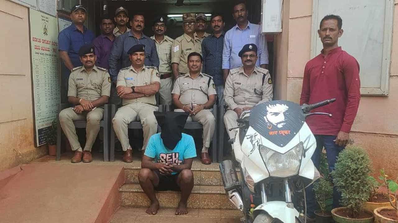 ಟವೆಲ್ನಿಂದ ಕತ್ತು ಹಿಸುಕಿ ಸ್ನೇಹಿತನ ಹತ್ಯೆಗೈದು ಬಣವೆಯಲ್ಲಿ ಸುಟ್ಟು ಹಾಕಿದ್ದ ಆರೋಪಿ ಅರೆಸ್ಟ್! ಟವೆಲ್ನಿಂದ ಕತ್ತು ಹಿಸುಕಿ ಸ್ನೇಹಿತನ ಹತ್ಯೆಗೈದು ಬಣವೆಯಲ್ಲಿ ಸುಟ್ಟು ಹಾಕಿದ್ದ ಆರೋಪಿ ಅರೆಸ್ಟ್!