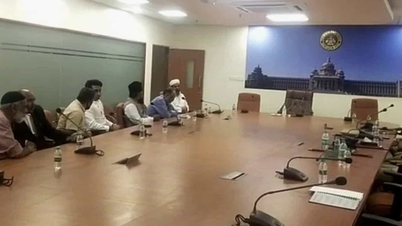 ನಾಳೆ ಯಾರೂ ಮನೆಗಳಿಂದ ಹೊರಗೆ ಬರಬೇಡಿ, ಮೈದಾನಗಳಲ್ಲಿ ಸೇರಬೇಡಿ- ಮುಸಲ್ಮಾನರಿಗೆ ಮೌಲಾನಾ ಮಕ್ಸೂದ್ ಇಮ್ರಾನ್ ಕಿವಿಮಾತು ನಾಳೆ ಯಾರೂ ಮನೆಗಳಿಂದ ಹೊರಗೆ ಬರಬೇಡಿ, ಮೈದಾನಗಳಲ್ಲಿ ಸೇರಬೇಡಿ- ಮುಸಲ್ಮಾನರಿಗೆ ಮೌಲಾನಾ ಮಕ್ಸೂದ್ ಇಮ್ರಾನ್ ಕಿವಿಮಾತು
