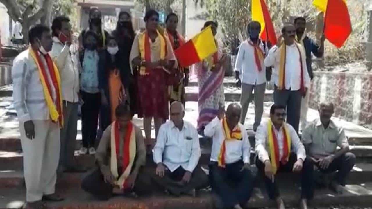 ಮೈಸೂರು: ಚಾಮುಂಡಿ ಬೆಟ್ಟದಲ್ಲಿ ರೋಪ್ ವೇ ನಿರ್ಮಾಣಕ್ಕೆ ವಿರೋಧ; ಕನ್ನಡ ವೇದಿಕೆಯಿಂದ ಪ್ರತಿಭಟನೆ ಮೈಸೂರು: ಚಾಮುಂಡಿ ಬೆಟ್ಟದಲ್ಲಿ ರೋಪ್ ವೇ ನಿರ್ಮಾಣಕ್ಕೆ ವಿರೋಧ; ಕನ್ನಡ ವೇದಿಕೆಯಿಂದ ಪ್ರತಿಭಟನೆ