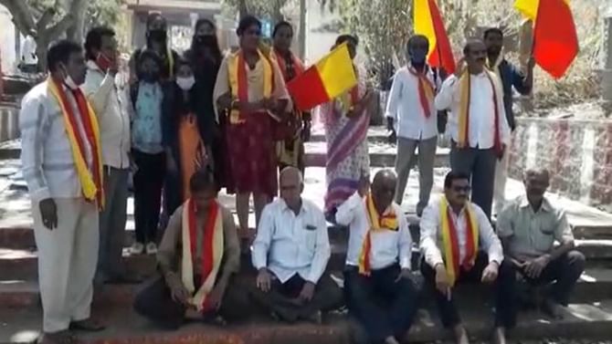 ಮೈಸೂರು: ಚಾಮುಂಡಿ ಬೆಟ್ಟದಲ್ಲಿ ರೋಪ್ ವೇ ನಿರ್ಮಾಣಕ್ಕೆ ವಿರೋಧ; ಕನ್ನಡ ವೇದಿಕೆಯಿಂದ ಪ್ರತಿಭಟನೆ ಮೈಸೂರು: ಚಾಮುಂಡಿ ಬೆಟ್ಟದಲ್ಲಿ ರೋಪ್ ವೇ ನಿರ್ಮಾಣಕ್ಕೆ ವಿರೋಧ; ಕನ್ನಡ ವೇದಿಕೆಯಿಂದ ಪ್ರತಿಭಟನೆ