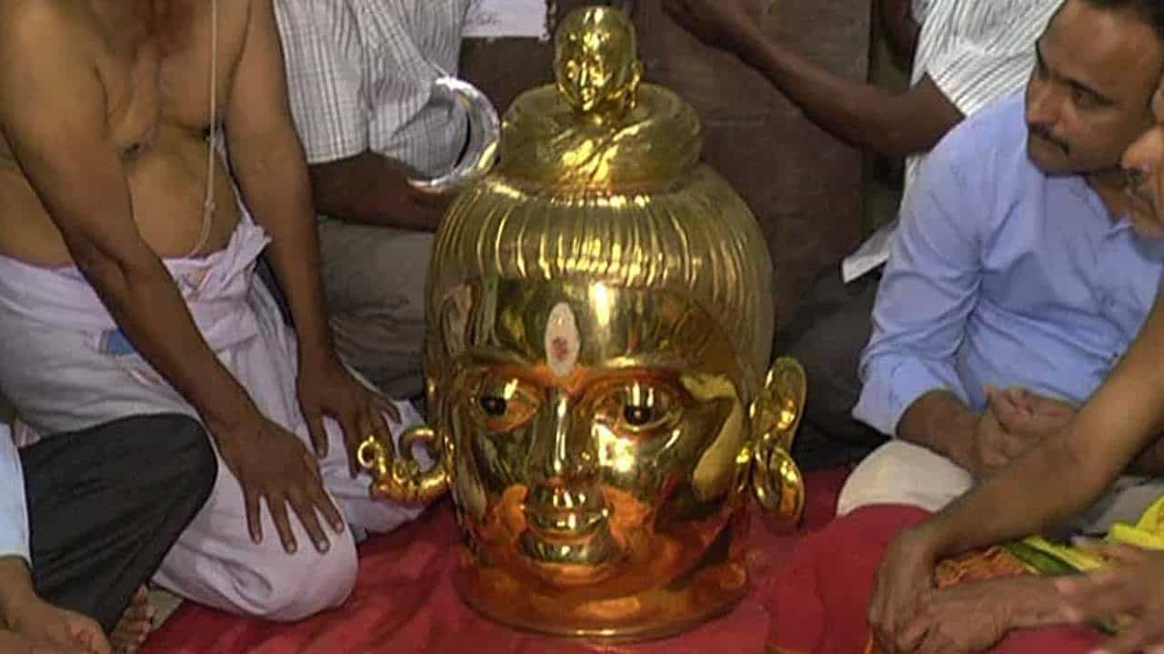 ಮೈಸೂರು: ಅರಮನೆಯ ತ್ರಿನೇಶ್ವರ ದೇವರಿಗೆ 11 ಕೆಜಿ ತೂಕದ ಚಿನ್ನದ ಮುಖವಾಡ; ಇದರ ಹಿನ್ನೆಲೆ, ವಿಶೇಷತೆ ಏನು ಗೊತ್ತೇ? ಮೈಸೂರು: ಅರಮನೆಯ ತ್ರಿನೇಶ್ವರ ದೇವರಿಗೆ 11 ಕೆಜಿ ತೂಕದ ಚಿನ್ನದ ಮುಖವಾಡ; ಇದರ ಹಿನ್ನೆಲೆ, ವಿಶೇಷತೆ ಏನು ಗೊತ್ತೇ?