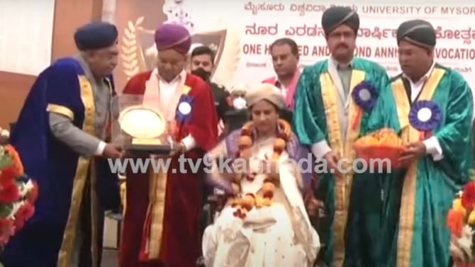 ಪುನೀತ್ಗೆ ಮೈಸೂರು ವಿವಿಯಿಂದ ಡಾಕ್ಟರೇಟ್; ಕಾರ್ಯಕ್ರಮದಲ್ಲಿ ರಾಜ್ ಕುಟುಂಬ ಭಾಗಿ ಪುನೀತ್ಗೆ ಮೈಸೂರು ವಿವಿಯಿಂದ ಡಾಕ್ಟರೇಟ್; ಕಾರ್ಯಕ್ರಮದಲ್ಲಿ ರಾಜ್ ಕುಟುಂಬ ಭಾಗಿ