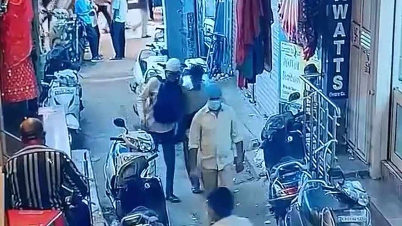 Crime News: ದೇವರ ಹೆಸರಿನಲ್ಲಿ ಮಾತು ಆರಂಭಿಸಿ ಚಿನ್ನಾಭರಣ ದರೋಡೆ ಮಾಡುತ್ತಿದ್ದ ಖದೀಮರ ಗ್ಯಾಂಗ್ ಅರೆಸ್ಟ್! Crime News: ದೇವರ ಹೆಸರಿನಲ್ಲಿ ಮಾತು ಆರಂಭಿಸಿ ಚಿನ್ನಾಭರಣ ದರೋಡೆ ಮಾಡುತ್ತಿದ್ದ ಖದೀಮರ ಗ್ಯಾಂಗ್ ಅರೆಸ್ಟ್!
