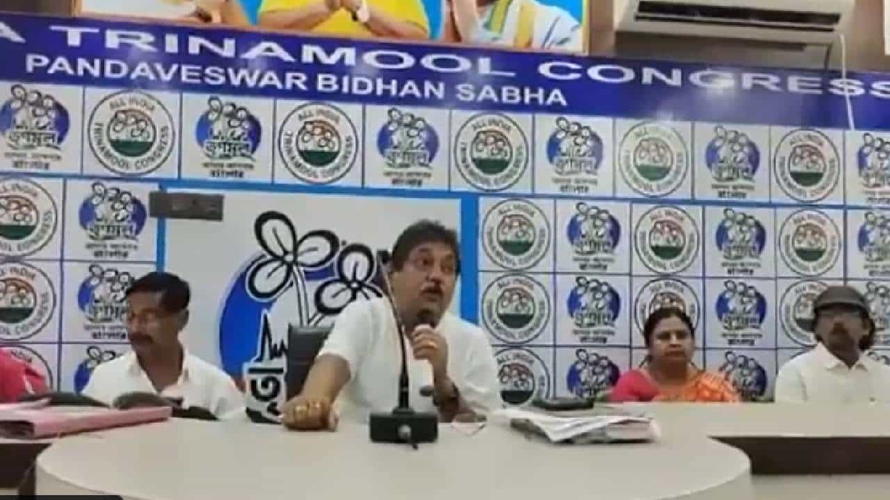 ಬಿಜೆಪಿಗೆ ಮತ ಹಾಕಬೇಡಿ ಎಂದು ಬೆದರಿಕೆ ಹಾಕಿದ್ದ ಟಿಎಂಸಿ ಶಾಸಕನ ವಿರುದ್ಧ ಚುನಾವಣಾ ಆಯೋಗದ ಕ್ರಮ; ಪ್ರಚಾರದಿಂದ ನಿರ್ಬಂಧ ಬಿಜೆಪಿಗೆ ಮತ ಹಾಕಬೇಡಿ ಎಂದು ಬೆದರಿಕೆ ಹಾಕಿದ್ದ ಟಿಎಂಸಿ ಶಾಸಕನ ವಿರುದ್ಧ ಚುನಾವಣಾ ಆಯೋಗದ ಕ್ರಮ; ಪ್ರಚಾರದಿಂದ ನಿರ್ಬಂಧ