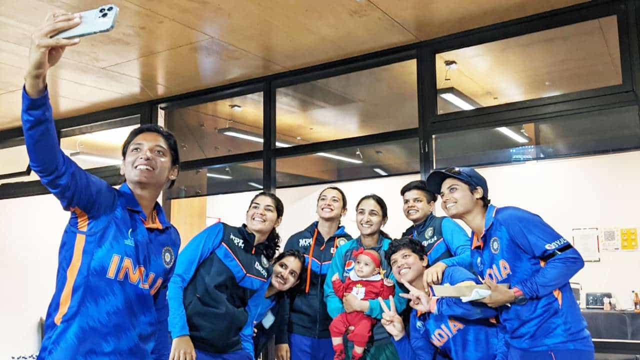 India vs Pakistan: ವಿಶ್ವಕಪ್ನ ಬೆಸ್ಟ್ ಫೋಟೋ: ಎಲ್ಲರ ಮನಗೆದ್ದ ಟೀಮ್ ಇಂಡಿಯಾ ಆಟಗಾರ್ತಿಯರು India vs Pakistan: ವಿಶ್ವಕಪ್ನ ಬೆಸ್ಟ್ ಫೋಟೋ: ಎಲ್ಲರ ಮನಗೆದ್ದ ಟೀಮ್ ಇಂಡಿಯಾ ಆಟಗಾರ್ತಿಯರು
