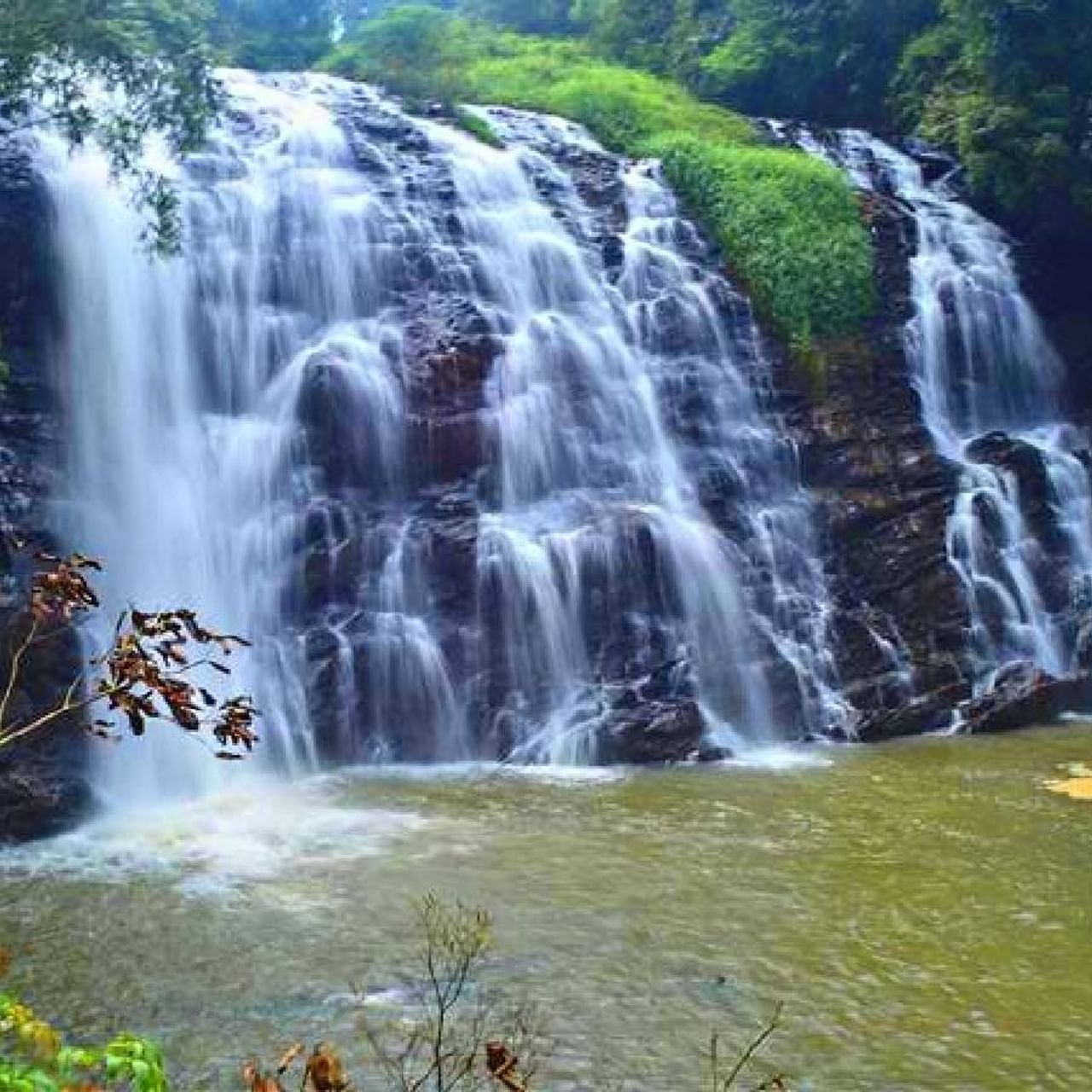 ನೀವು ಕೂರ್ಗ್​ಗೆ ಭೇಟಿ ನೀಡಿದ್ದೀರಿ ಎಂದರೆ ಅಬ್ಬೆ ಜಲಪಾತವನ್ನು ಮಿಸ್​ ಮಾಡುವಂತೆಯೇ ಇಲ್ಲ. ಹಸಿರು ಕಾನನದ ನಡುವೆ 70 ಅಡಿಗಳಷ್ಟು ಎತ್ತರದಿಂದ ಧುಮುಕಿ ಕಣ್ಮನ ಸೆಳೆಯುವ ಈ ಜಲಪಾತ ಅಬ್ಬೆ ಜಲಪಾತ. 