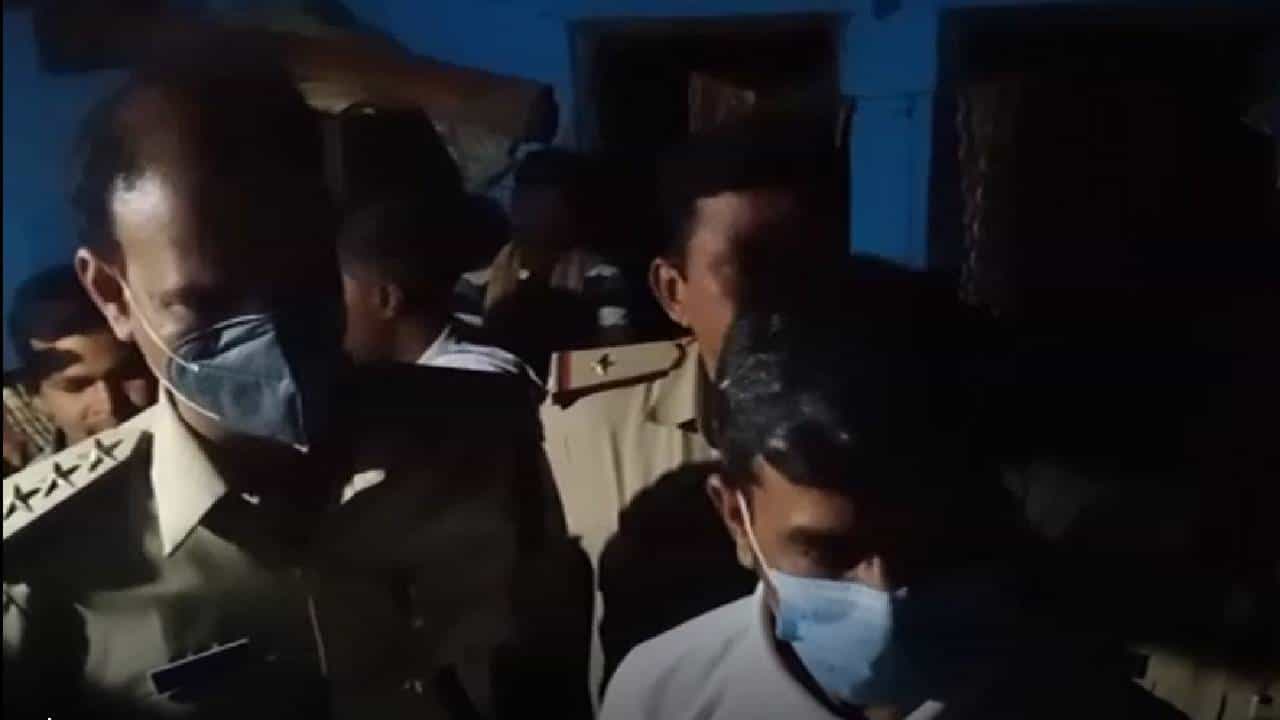 ಮನೆಯಲ್ಲಿ ಜಿಂಕೆ ಮಾಂಸ ಇದೆ ಎಂದು ಪರಿಶೀಲನೆಗೆ ಬಂದ ಅಧಿಕಾರಿಗಳನ್ನು ಕೂಡಿಹಾಕಿದ ಗ್ರಾಮಸ್ಥರು ಮನೆಯಲ್ಲಿ ಜಿಂಕೆ ಮಾಂಸ ಇದೆ ಎಂದು ಪರಿಶೀಲನೆಗೆ ಬಂದ ಅಧಿಕಾರಿಗಳನ್ನು ಕೂಡಿಹಾಕಿದ ಗ್ರಾಮಸ್ಥರು
