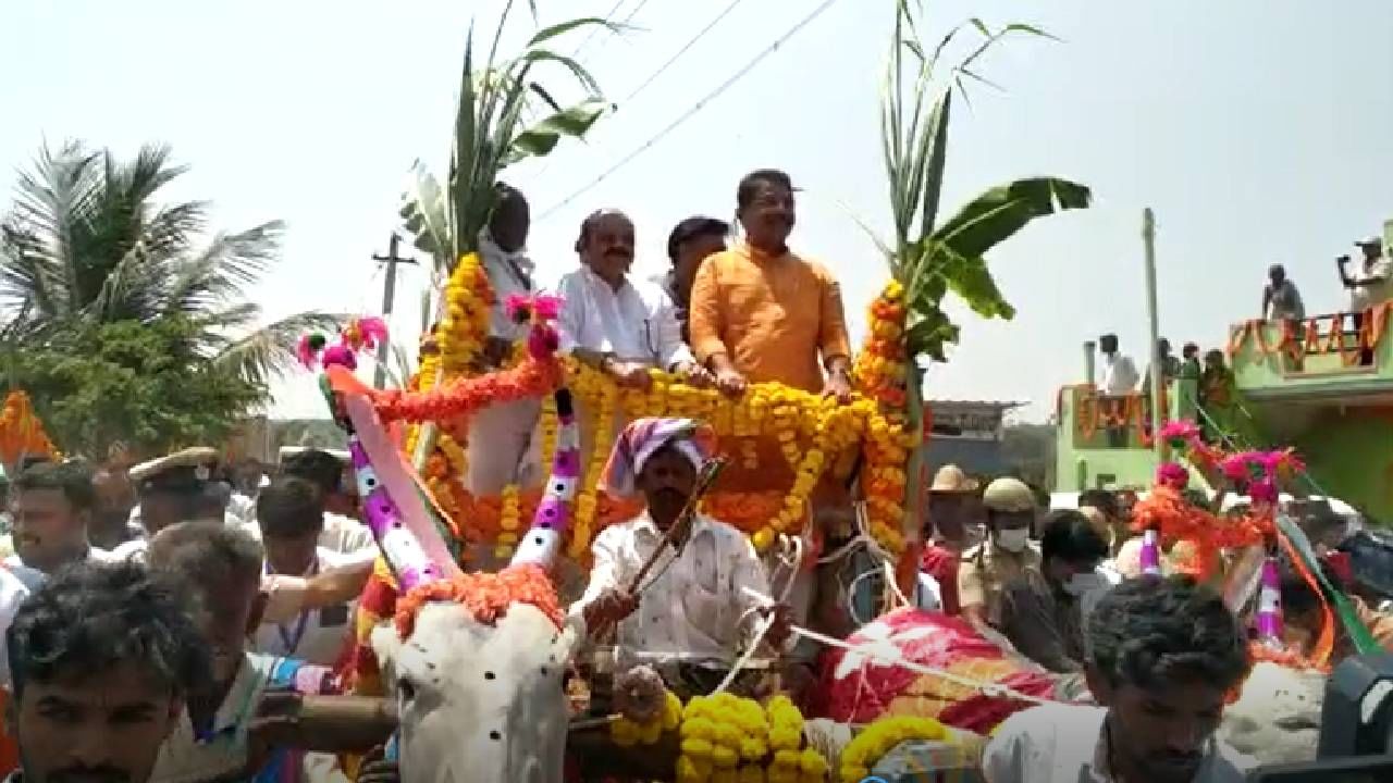 ಚಿಕ್ಕಬಳ್ಳಾಪುರ: 'ಕಂದಾಯ ದಾಖಲೆ ರೈತನ ಮನೆ ಬಾಗಿಲಿಗೆ' ಯೋಜನೆಗೆ ಸಿಎಂ ಬೊಮ್ಮಾಯಿ ಚಾಲನೆ; ಗ್ರಾಮಸ್ಥರಿಂದ ಎತ್ತಿನ ಬಂಡಿಯಲ್ಲಿ ಮೆರವಣಿಗೆ