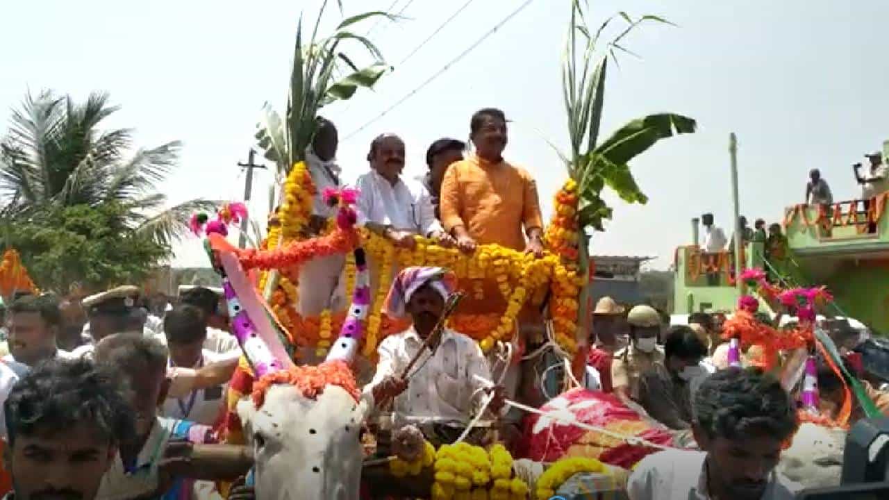 ಚಿಕ್ಕಬಳ್ಳಾಪುರ: 'ಕಂದಾಯ ದಾಖಲೆ ರೈತನ ಮನೆ ಬಾಗಿಲಿಗೆ' ಯೋಜನೆಗೆ ಸಿಎಂ ಬೊಮ್ಮಾಯಿ ಚಾಲನೆ; ಗ್ರಾಮಸ್ಥರಿಂದ ಎತ್ತಿನ ಬಂಡಿಯಲ್ಲಿ ಮೆರವಣಿಗೆ ಚಿಕ್ಕಬಳ್ಳಾಪುರ: 'ಕಂದಾಯ ದಾಖಲೆ ರೈತನ ಮನೆ ಬಾಗಿಲಿಗೆ' ಯೋಜನೆಗೆ ಸಿಎಂ ಬೊಮ್ಮಾಯಿ ಚಾಲನೆ; ಗ್ರಾಮಸ್ಥರಿಂದ ಎತ್ತಿನ ಬಂಡಿಯಲ್ಲಿ ಮೆರವಣಿಗೆ