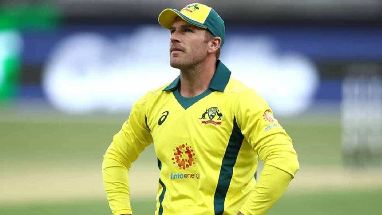 ಇಂಡಿಯನ್ ಪ್ರೀಮಿಯರ್ ಲೀಗ್ (IPL) ಇತಿಹಾಸದಲ್ಲಿ ಅತ್ಯಧಿಕ ತಂಡಗಳ ಪರ ಕಣಕ್ಕಿಳಿದ ಆಟಗಾರ ಯಾರು? ಈ ಪ್ರಶ್ನೆಗೆ ಉತ್ತರ ಆರೋನ್ ಫಿಂಚ್. ಆಸ್ಟ್ರೇಲಿಯಾ ತಂಡದ ಮಾಜಿ ನಾಯಕ ಐಪಿಎಲ್ನಲ್ಲಿ 9 ತಂಡಗಳ ಪರ ಕಣಕ್ಕಿಳಿಯುವ ಮೂಲಕ ದಾಖಲೆ ಬರೆದಿಟ್ಟಿದ್ದಾರೆ. 2023 ರಲ್ಲಿ ಬರೆದ ಈ ದಾಖಲೆ ಈ ವರ್ಷ ಕೂಡ ಮುಂದುವರೆದಿದೆ. ಹಾಗಿದ್ರೆ ಫಿಂಚ್ ಯಾವೆಲ್ಲಾ ತಂಡಗಳ ಪರ ಆಡಿದ್ದರು ಎಂದು ನೋಡೋಣ...