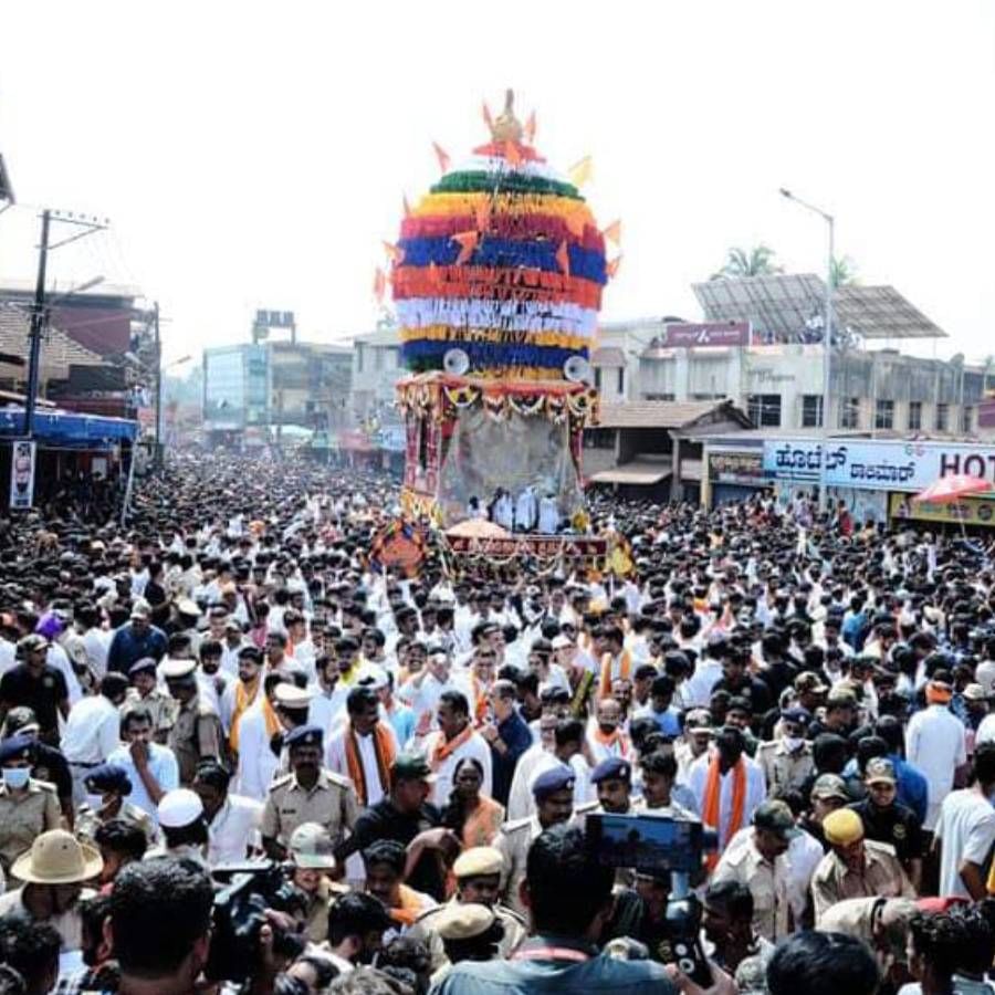 ಮಾರಿಕಾಂಬಾ ದೇವಿಯ ರಥೋತ್ಸವದ ವೇಳೆ ನೆರೆದ ಜನಸಮೂಹ. 