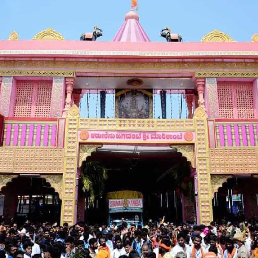 ಶಿರಸಿ ಶಕ್ತಿಪೀಠ ಮಾರಿಕಾಂಬಾ ದೇವಿಯ ಜಾತ್ರಾ ಮಹೋತ್ಸವ ಆರಂಭವಾಗಿದೆ. ಇಂದು ಮಧ್ಯಾಹ್ನ ದೇವಿ ಗದ್ದುಗೆಗೆ ಬಂದು ಕುಳಿತಿದ್ದಾಳೆ. ಇಂದಿನ ಕೆಲವು ಫೋಟೋಗಳು ಇಲ್ಲಿವೆ ನೋಡಿ