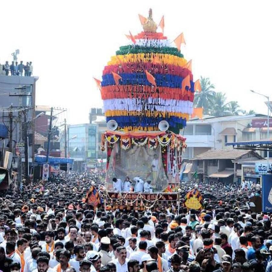 ದೇವಿಯನ್ನು ಗದ್ದುಗೆಗೆ ಕರೆತರುವ ವೇಳೆ ಸಾವಿರಾರು ಭಕ್ತರು ನೆರೆದಿದ್ದರು. 