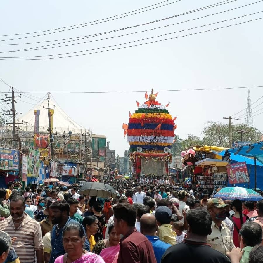 ಸರ್ವಾಲಂಕಾರ ಭೂಷಿತಳಾದ ದೇವಿಯನ್ನು ರಥದಲ್ಲಿ ಮೆರವಣಿಗೆ ಮಾಡಲಾಯಿತು. 