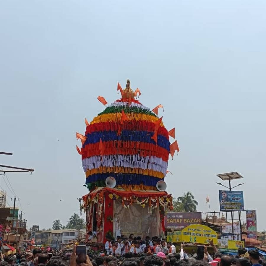 ಒಟ್ಟು 9 ದಿನಗಳ ಕಾಲ ಬಿಡಕಿ ಬೈಲಿನಲ್ಲಿರುವ ಗದ್ದುಗೆಯಲ್ಲಿ ಕುಳಿತು ದರ್ಶನ ನೀಡುತ್ತಾಳೆ. 