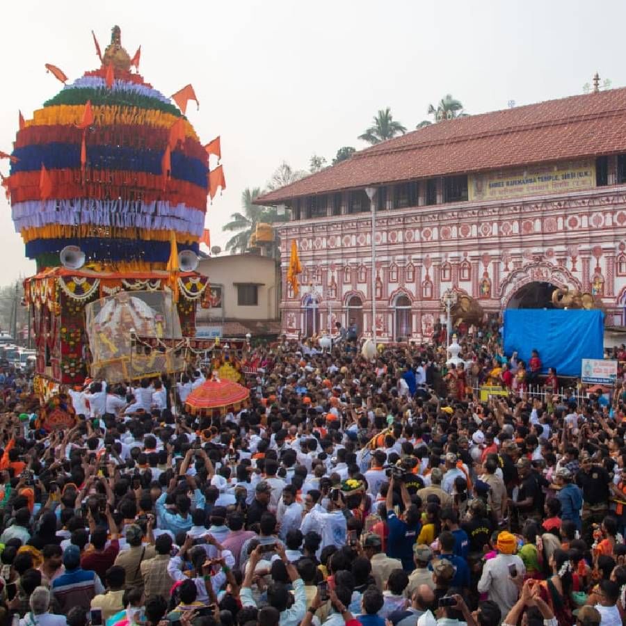 ಮಾರಿಕಾಂಬಾ ದೇವಾಲಯದಿಂದ 7 ಅಡಿ ದೇವಿಯ ವಿಗ್ರಹವನ್ನು ರಥದಲ್ಲಿ ತರಲಾಯಿತು.