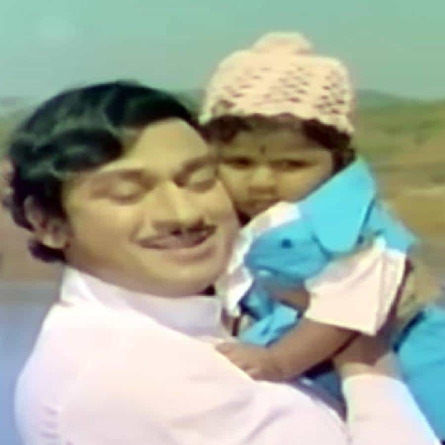ಬಾಲ ನಟನಾಗಿ ಕನ್ನಡ ಚಿತ್ರರಂಗದಲ್ಲಿ ಸೈ ಎನಿಸಿಕೊಂಡಿದ್ದ ಕನ್ನಡಿಗರ ಪ್ರೀತಿಯ ಅಪ್ಪು ಮೊದಲ ಚಿತ್ರ ಪ್ರೇಮದ ಕಾಣಿಕೆ. 1976 ರಲ್ಲಿ ಚಿತ್ರ ಬಿಡುಗಡೆಯಾಗಿತ್ತು. ಶಿಶುವಾಗಿದ್ದಾಗಲೇ ಬಣ್ಣದ ಲೋಕದಲ್ಲಿ ಅಪ್ಪು ಕಾಣಿಸಿಕೊಂಡಿದ್ದರು.