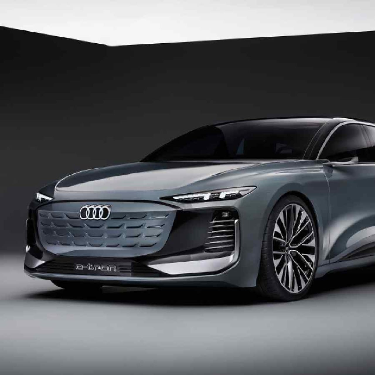 ಆಡಿ ತನ್ನ ಮುಂಬರುವ ಎಲೆಕ್ಟ್ರಿಕ್ ಕಾರ್ A6 ಅವಂತ್ ಇ-ಟ್ರಾನ್ ಅನ್ನು ಬಹಿರಂಗಪಡಿಸಿದೆ. ಇದು ಆಲ್-ಎಲೆಕ್ಟ್ರಿಕ್ ಸ್ಟೇಷನ್ ವ್ಯಾಗನ್ ಆಗಿದ್ದು, ಇದು 2024 ರಲ್ಲಿ ಮಾರುಕಟ್ಟೆಯಲ್ಲಿ ಬಿಡುಗಡೆಯಾಗಲಿದೆ.
