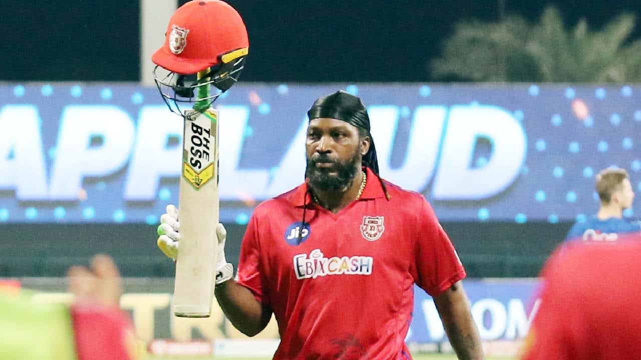 ಕ್ರಿಸ್ ಗೇಲ್: ವೆಸ್ಟ್ ಇಂಡೀಸ್ ದಂತಕಥೆ ಕ್ರಿಸ್ ಗೇಲ್ ಐಪಿಎಲ್ನ ಡೇಂಜರಸ್ ಬ್ಯಾಟ್ಸ್ಮನ್ ಪ್ರಸ್ತುತ ಪಂಜಾಬ್ ಕಿಂಗ್ಸ್ ಪರ 3ನೇ ಕ್ರಮಾಂಕದಲ್ಲಿ ಆಡುತ್ತಿದ್ದಾರೆ. ಇದಕ್ಕೂ ಮುನ್ನ ಗೇಲ್ ಕೆಕೆಆರ್, ಆರ್ಸಿಬಿ ಹಾಗೂ ಪಂಜಾಬ್ ಪರ ಇನಿಂಗ್ಸ್ ಆರಂಭಿಸಿದ್ದರು. ಈ ವೇಳೆ ಆರಂಭಿಕರಾಗಿ 6 ಶತಕಗಳೊಂದಿಗೆ ಒಟ್ಟು 4480 ರನ್ ಗಳಿಸಿದ್ದಾರೆ. ಈ ಮೂಲಕ ಐಪಿಎಲ್ನ ಬೆಸ್ಟ್ ಓಪನರ್ಗಳ ಪಟ್ಟಿಯಲ್ಲಿ 3ನೇ ಸ್ಥಾನ ಅಲಂಕರಿಸಿದ್ದಾರೆ.