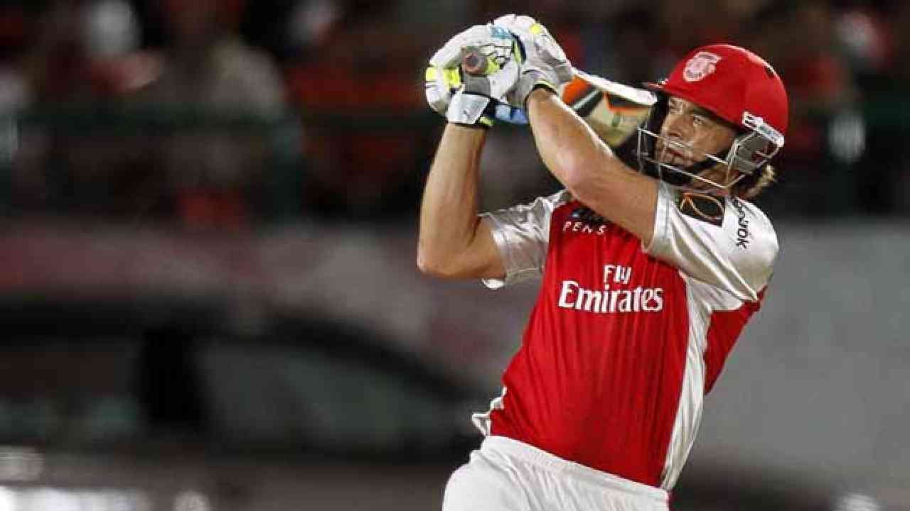 3- ಆ್ಯಡಂ ಗಿಲ್​ಕ್ರಿಸ್ಟ್​ (KXIP- 2011)- 122 ಮೀಟರ್