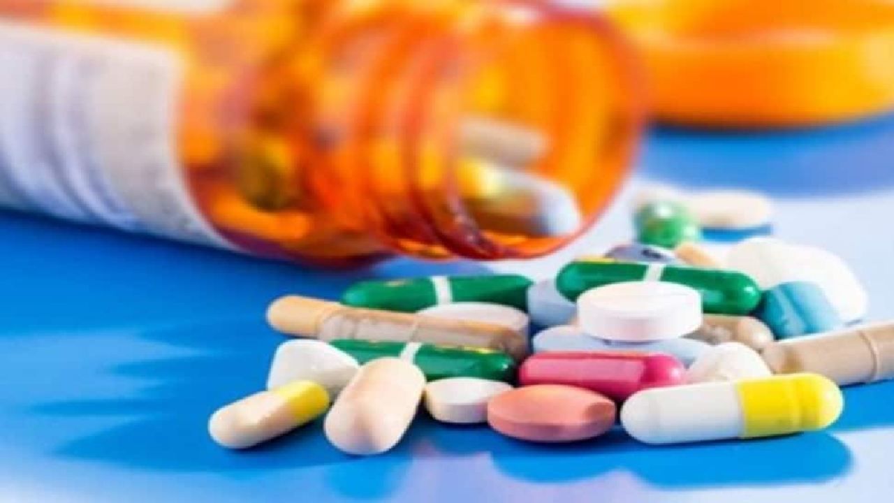 Medicine Price Hike: ಏಪ್ರಿಲ್ 1ರಿಂದ ಪ್ಯಾರಸಿಟಮಾಲ್ ಸೇರಿ 800 ಅಗತ್ಯ ಔಷಧಿಗಳ ಬೆಲೆ ಏರಿಕೆ Medicine Price Hike: ಏಪ್ರಿಲ್ 1ರಿಂದ ಪ್ಯಾರಸಿಟಮಾಲ್ ಸೇರಿ 800 ಅಗತ್ಯ ಔಷಧಿಗಳ ಬೆಲೆ ಏರಿಕೆ