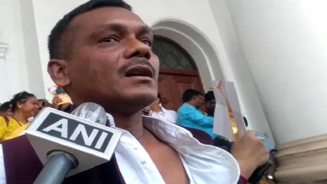 ಪಶ್ಚಿಮ ಬಂಗಾಳದ ವಿಧಾನಸಭೆಯಲ್ಲಿ ಟಿಎಂಸಿ- ಬಿಜೆಪಿ ಶಾಸಕರ ಹೊಡೆದಾಟ; ಐವರ ಅಮಾನತು ಪಶ್ಚಿಮ ಬಂಗಾಳದ ವಿಧಾನಸಭೆಯಲ್ಲಿ ಟಿಎಂಸಿ- ಬಿಜೆಪಿ ಶಾಸಕರ ಹೊಡೆದಾಟ; ಐವರ ಅಮಾನತು