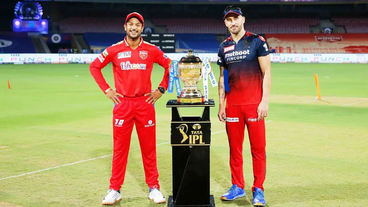 IPL 2022ನ ಮೊದಲ ಪಂದ್ಯದಲ್ಲೇ ಆರ್​ಸಿಬಿ ಸೋತಿದೆ. ರೋಚಕ ಹಣಾಹಣಿಗೆ ಸಾಕ್ಷಿಯಾಗಿದ್ದ ಈ ಪಂದ್ಯದಲ್ಲಿ ಪಂಜಾಬ್ ಕಿಂಗ್ಸ್ ತಂಡವು 5 ವಿಕೆಟ್​ಗಳಿಂದ ಜಯ ಸಾಧಿಸಿ ಗೆಲುವಿನ ನಗೆ ಬೀರಿತು. ವಿಶೇಷ ಎಂದರೆ ಈ ಸೋಲಿನ ಹೊರತಾಗಿಯೂ ಆರ್​ಸಿಬಿ-ಪಂಜಾಬ್ ಕಿಂಗ್ಸ್​ ಆಟಗಾರರು ಈ ಪಂದ್ಯದಲ್ಲಿ ಹಲವು ದಾಖಲೆಗಳನ್ನು ನಿರ್ಮಿಸಿದ್ದರು. ಹಾಗಿದ್ರೆ ಈ ಪಂದ್ಯದಲ್ಲಿ ಮೂಡಿಬಂದ ದಾಖಲೆಗಳಾವುವು ನೋಡೋಣ...