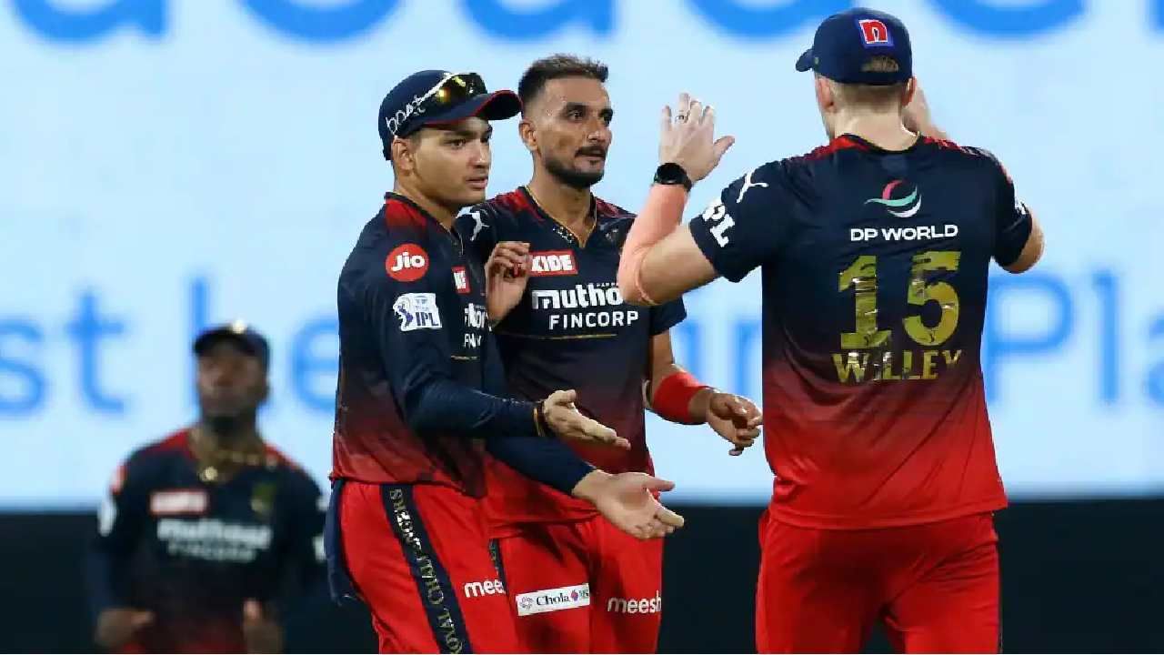  150 ವಿಕೆಟ್: ಈ ಪಂದ್ಯದಲ್ಲಿ RCB ವೇಗಿ ಹರ್ಷಲ್ ಪಟೇಲ್ T20 ಪಂದ್ಯಗಳಲ್ಲಿ 150 ವಿಕೆಟ್‌ಗಳನ್ನು ಪೂರೈಸಿದರು. ಈ ಪಂದ್ಯದಲ್ಲಿ ಹರ್ಷಲ್ ಪಟೇಲ್ ಕೇವಲ 1 ವಿಕೆಟ್ ಪಡೆಯುವ ಮೂಲಕ ಈ ಸಾಧನೆ ಮಾಡಿದರು.