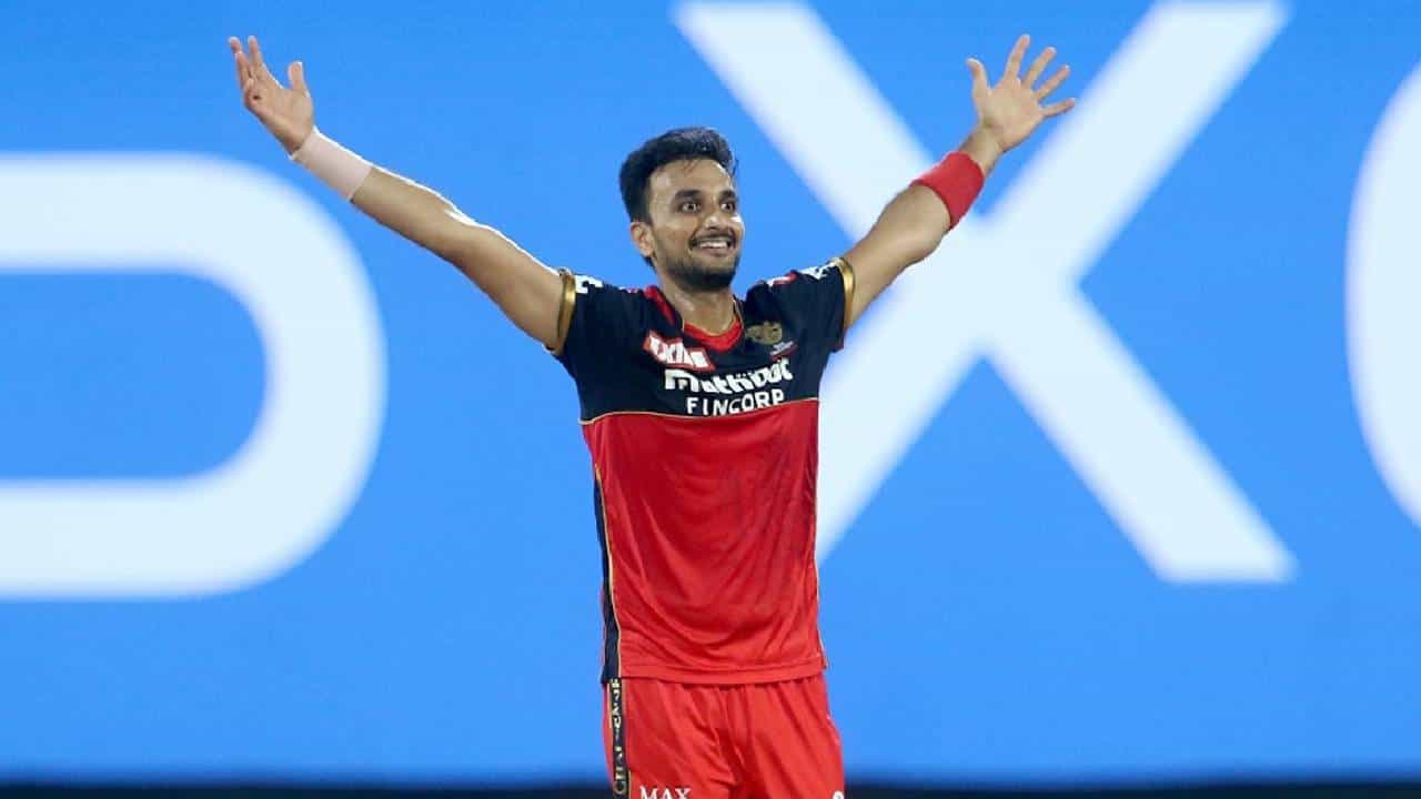 ಐಪಿಎಲ್ನ 6ನೇ ಪಂದ್ಯದಲ್ಲಿ ಆರ್ಸಿಬಿ ವೇಗಿ ಹರ್ಷಲ್ ಪಟೇಲ್ ಭರ್ಜರಿ ದಾಖಲೆ ಬರೆದಿದ್ದಾರೆ. ಕೆಕೆಆರ್ ವಿರುದ್ದದ ಈ ಪಂದ್ಯದಲ್ಲಿ ಹರ್ಷಲ್ ಪಟೇಲ್ 4 ಓವರ್ಗಳಲ್ಲಿ 11 ರನ್ ನೀಡಿ 2 ವಿಕೆಟ್ ಪಡೆದಿದ್ದರು.