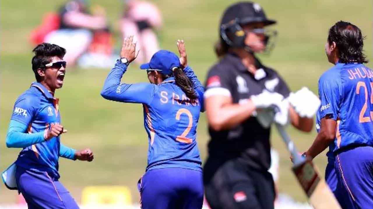 IND vs NZ: ಟಾಸ್ ಗೆದ್ದ ಭಾರತ: ನ್ಯೂಜಿಲೆಂಡ್ಗೆ ಆರಂಭದಲ್ಲೇ ಶಾಕ್ ನೀಡಿದ ಮಿಥಾಲಿ ಪಡೆ IND vs NZ: ಟಾಸ್ ಗೆದ್ದ ಭಾರತ: ನ್ಯೂಜಿಲೆಂಡ್ಗೆ ಆರಂಭದಲ್ಲೇ ಶಾಕ್ ನೀಡಿದ ಮಿಥಾಲಿ ಪಡೆ