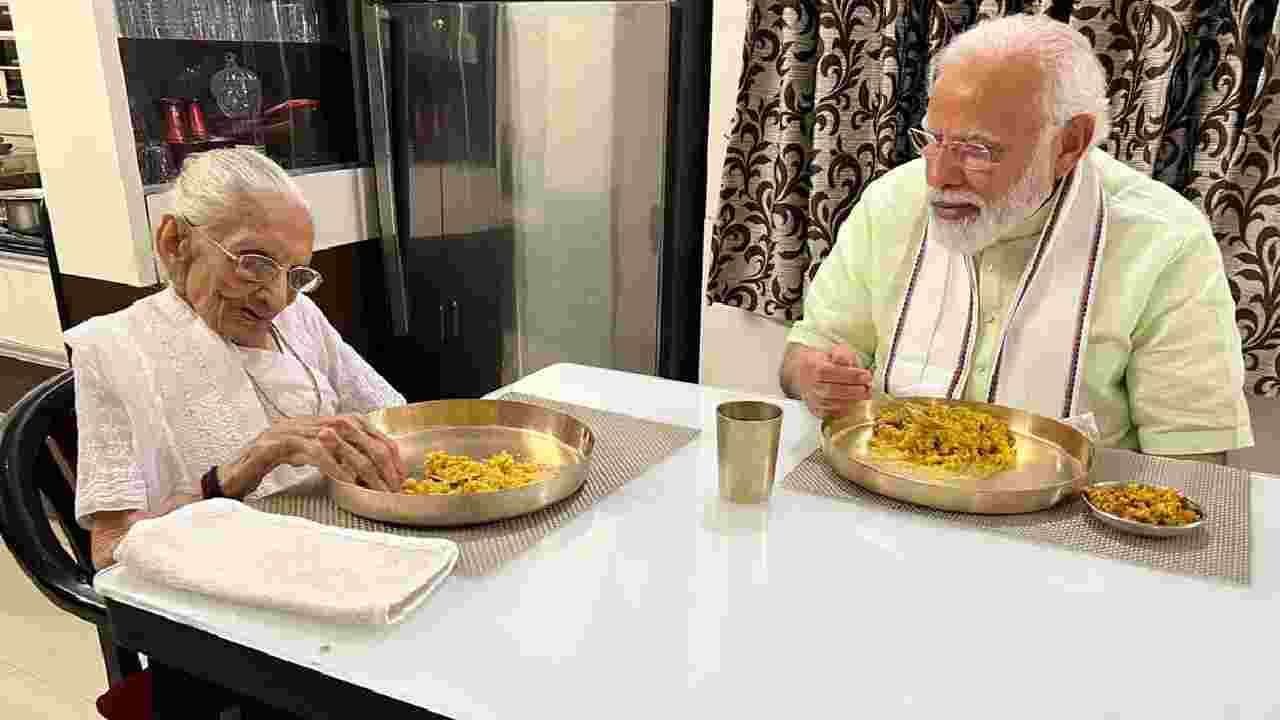 ಗುಜರಾತ್ನಲ್ಲಿ ತಾಯಿ ಹೀರಾಬೆನ್ರನ್ನು ಭೇಟಿಯಾಗಿ ಆಶೀರ್ವಾದ ಪಡೆದ ಪ್ರಧಾನಿ ಮೋದಿ; ಒಟ್ಟಿಗೇ ಊಟ ಮಾಡಿದ ಅಮ್ಮ-ಮಗ