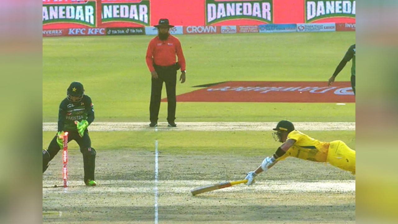 Pak Vs Aus: ಮಿಸ್ಫೀಲ್ಡಿಂಗ್ ಮಾಡಿದ ಪಾಕ್ ಆಟಗಾರ; ಆದರೂ ರನ್ ಔಟ್ ಆದ ಆಸ್ಟ್ರೇಲಿಯಾ ಬ್ಯಾಟರ್- ಹೇಗೆ? ವಿಡಿಯೋ ಇಲ್ಲಿದೆ Pak Vs Aus: ಮಿಸ್ಫೀಲ್ಡಿಂಗ್ ಮಾಡಿದ ಪಾಕ್ ಆಟಗಾರ; ಆದರೂ ರನ್ ಔಟ್ ಆದ ಆಸ್ಟ್ರೇಲಿಯಾ ಬ್ಯಾಟರ್- ಹೇಗೆ? ವಿಡಿಯೋ ಇಲ್ಲಿದೆ