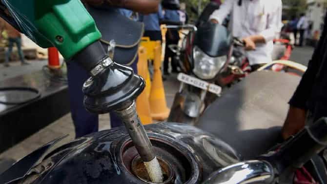 Petrol Diesel Price Hike: ಸತತ 8ನೇ ದಿನವೂ ಪೆಟ್ರೋಲ್, ಡೀಸೆಲ್ ಬೆಲೆ ಏರಿಕೆ; ವಾರದಲ್ಲಿ 5 ರೂಪಾಯಿಗೂ ಹೆಚ್ಚು ಹೆಚ್ಚಳ