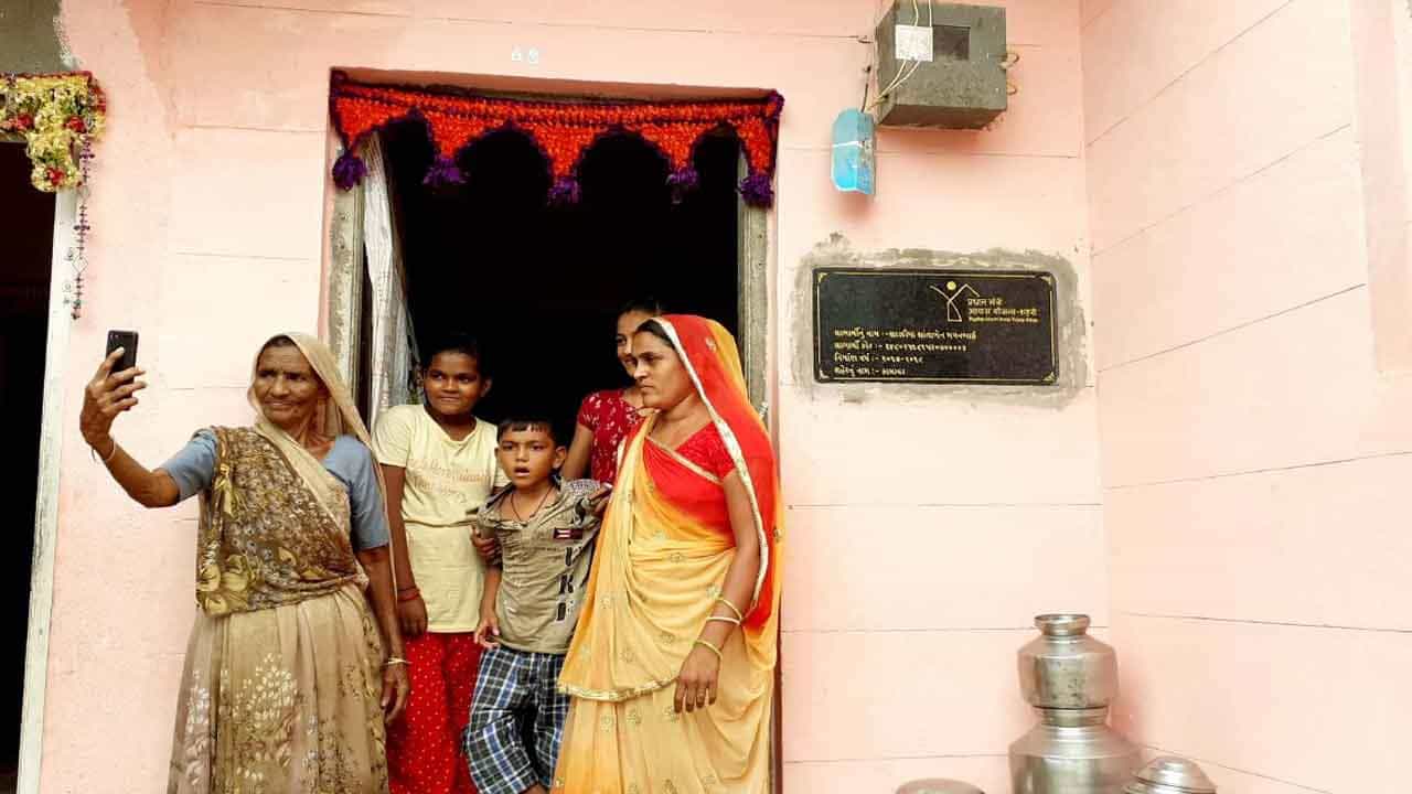 ಪ್ರಧಾನ ಮಂತ್ರಿ ಆವಾಸ್ ಯೋಜನೆ ಅಡಿಯಲ್ಲಿ 56 ಲಕ್ಷ ಮನೆಗಳು ಪೂರ್ಣ: ಸರ್ಕಾರ ಪ್ರಧಾನ ಮಂತ್ರಿ ಆವಾಸ್ ಯೋಜನೆ ಅಡಿಯಲ್ಲಿ 56 ಲಕ್ಷ ಮನೆಗಳು ಪೂರ್ಣ: ಸರ್ಕಾರ