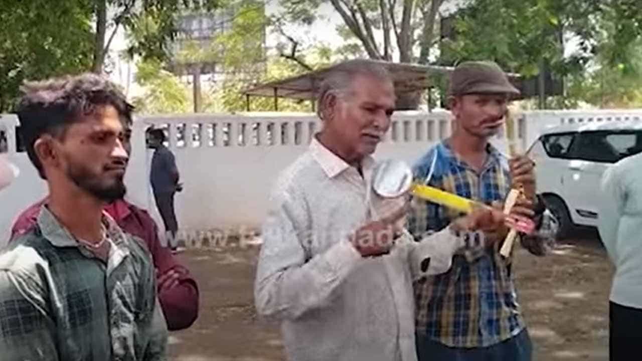 ಬೇಲೂರು ಚೆನ್ನಕೇಶವ ದೇವಾಲಯ ಆವರಣದಲ್ಲಿ ಮುಸ್ಲಿಮರಿಗೆ ವ್ಯಾಪಾರ ಮಾಡದಂತೆ ನಿಷೇಧ ಬೇಲೂರು ಚೆನ್ನಕೇಶವ ದೇವಾಲಯ ಆವರಣದಲ್ಲಿ ಮುಸ್ಲಿಮರಿಗೆ ವ್ಯಾಪಾರ ಮಾಡದಂತೆ ನಿಷೇಧ