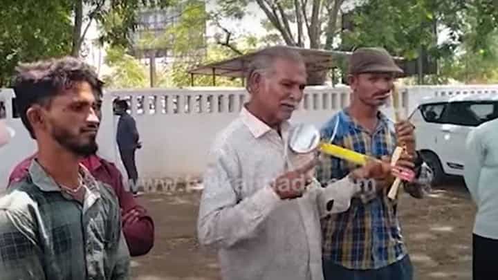 ಬೇಲೂರು ಚೆನ್ನಕೇಶವ ದೇವಾಲಯ ಆವರಣದಲ್ಲಿ ಮುಸ್ಲಿಮರಿಗೆ ವ್ಯಾಪಾರ ಮಾಡದಂತೆ ನಿಷೇಧ ಬೇಲೂರು ಚೆನ್ನಕೇಶವ ದೇವಾಲಯ ಆವರಣದಲ್ಲಿ ಮುಸ್ಲಿಮರಿಗೆ ವ್ಯಾಪಾರ ಮಾಡದಂತೆ ನಿಷೇಧ