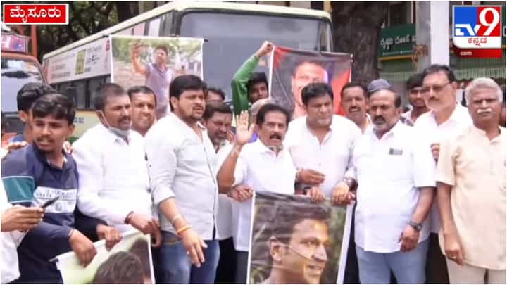 ಪರಭಾಷೆ ಸಿನಿಮಾಗಳಿಂದ ‘ಜೇಮ್ಸ್’ ಚಿತ್ರಕ್ಕೆ ತೊಂದರೆ; ಆಕ್ರೋಶ ಹೊರಹಾಕಿದ ಅಪ್ಪು ಅಭಿಮಾನಿಗಳು ಪರಭಾಷೆ ಸಿನಿಮಾಗಳಿಂದ ‘ಜೇಮ್ಸ್’ ಚಿತ್ರಕ್ಕೆ ತೊಂದರೆ; ಆಕ್ರೋಶ ಹೊರಹಾಕಿದ ಅಪ್ಪು ಅಭಿಮಾನಿಗಳು