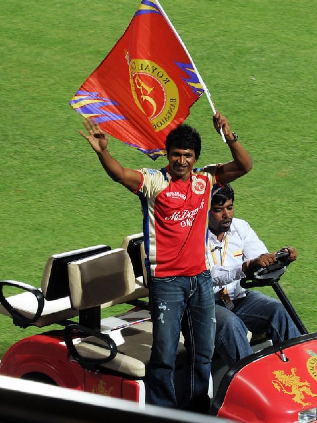 Puneeth Rajkumar in RCB Jersy (2)