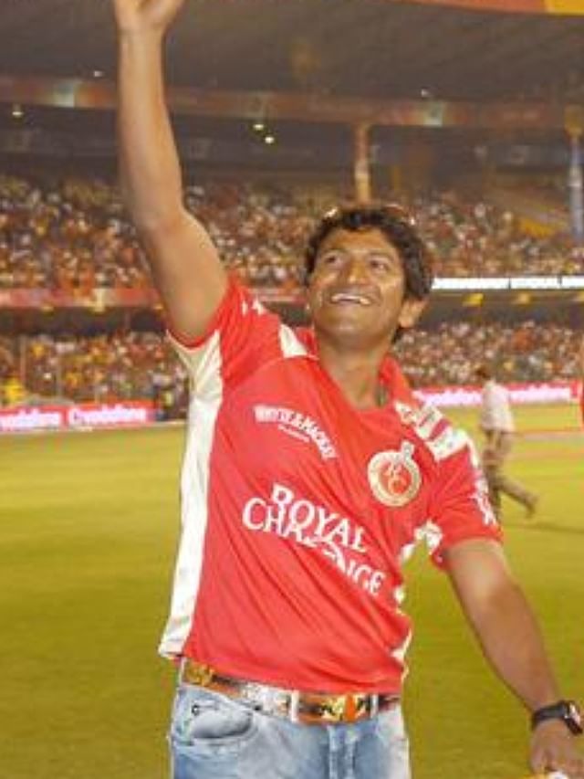 Puneeth Rajkumar in RCB Jersy (6)