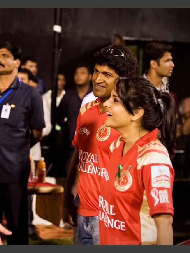 Puneeth Rajkumar in RCB Jersy (7)