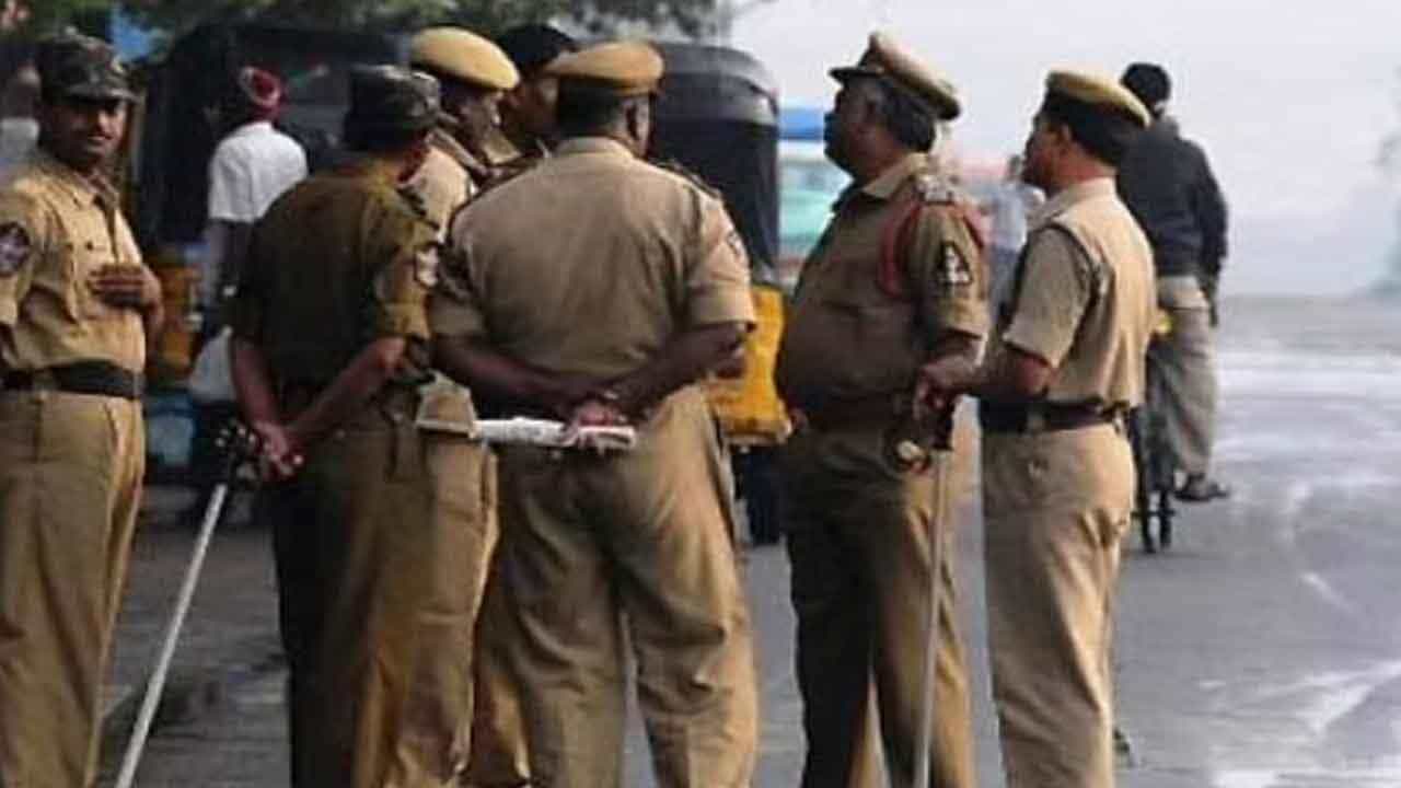 ಪರಿಹಾರಕ್ಕಾಗಿ ಬೇಡಿಕೆ: 12 ಸರ್ಕಾರಿ ಅಧಿಕಾರಿಗಳನ್ನು ಒತ್ತೆಯಾಳಾಗಿರಿಸಿದ ಪಂಜಾಬ್ ರೈತರು ಪರಿಹಾರಕ್ಕಾಗಿ ಬೇಡಿಕೆ: 12 ಸರ್ಕಾರಿ ಅಧಿಕಾರಿಗಳನ್ನು ಒತ್ತೆಯಾಳಾಗಿರಿಸಿದ ಪಂಜಾಬ್ ರೈತರು