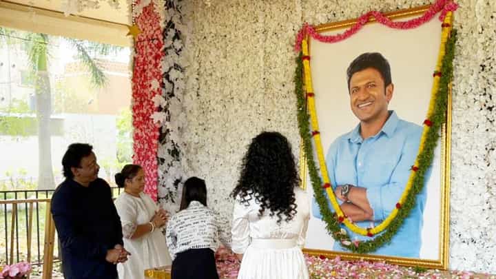 ಪುನೀತ್ ನಿಧನರಾಗಿ 5 ತಿಂಗಳು, ಕುಟುಂಬ ಸದಸ್ಯರಿಂದ ಪೂಜೆ ಸಲ್ಲಿಕೆ; ಸಮಾಧಿಗೆ ಭೇಟಿ ನೀಡಿ, ನಮನ ಸಲ್ಲಿಸಿದ ಆರ್ಜಿವಿ ಪುನೀತ್ ನಿಧನರಾಗಿ 5 ತಿಂಗಳು, ಕುಟುಂಬ ಸದಸ್ಯರಿಂದ ಪೂಜೆ ಸಲ್ಲಿಕೆ; ಸಮಾಧಿಗೆ ಭೇಟಿ ನೀಡಿ, ನಮನ ಸಲ್ಲಿಸಿದ ಆರ್ಜಿವಿ