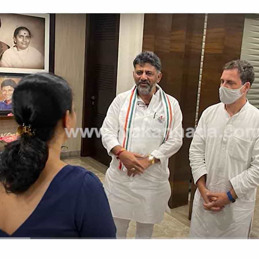 ಪುನೀತ್ ನಿವಾಸಕ್ಕೆ ತೆರಳಿ, ಅಶ್ವಿನಿ ಪುನೀತ್ ರಾಜ್ಕುಮಾರ್ ಜತೆ ಮಾತುಕತೆ ನಡೆಸಿದರು ರಾಹುಲ್ ಗಾಂಧಿ. ಶುಕ್ರವಾರ (ಏಪ್ರಿಲ್ 1) ಶಿವಕುಮಾರ ಶ್ರೀಗಳ 115ನೇ ಜಯಂತಿ ಕಾರ್ಯಕ್ರಮ ನಡೆಯಲಿದೆ. ಈ ಹಿನ್ನೆಲೆಯಲ್ಲಿ ಇಂದು (ಮಾರ್ಚ್ 31) ತುಮಕೂರಿನ ಸಿದ್ದಗಂಗಾ ಮಠಕ್ಕೆ ರಾಹುಲ್ ಗಾಂಧಿ ಭೇಟಿ ನೀಡಿದ್ದರು. ಆ ಬಳಿಕ ಪುನೀತ್ ನಿವಾಸಕ್ಕೆ ಬಂದರು.