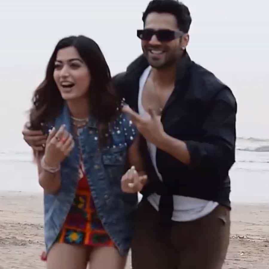 ವರುಣ್ ಧವನ್ಗೆ ಬಾಲಿವುಡ್ನಲ್ಲಿ ದೊಡ್ಡ ಮಟ್ಟದ ಬೇಡಿಕೆ ಇದೆ. ‘ಸ್ಟುಡೆಂಟ್ ಆಫ್ ದಿ ಇಯರ್’ ಚಿತ್ರದ ಮೂಲಕ ಬಣ್ಣದ ಲೋಕಕ್ಕೆ ಎಂಟ್ರಿ ಕೊಟ್ಟ ಅವರು ಹಲವು ಸೂಪರ್ ಹಿಟ್ ಚಿತ್ರಗಳಲ್ಲಿ ನಟಿಸಿದ್ದಾರೆ. ಈಗ ಅವರು ದಕ್ಷಿಣ ಭಾರತದ ನಟಿಯರ ಜತೆ ಕಾಣಿಸಿಕೊಳ್ಳುತ್ತಿದ್ದಾರೆ.