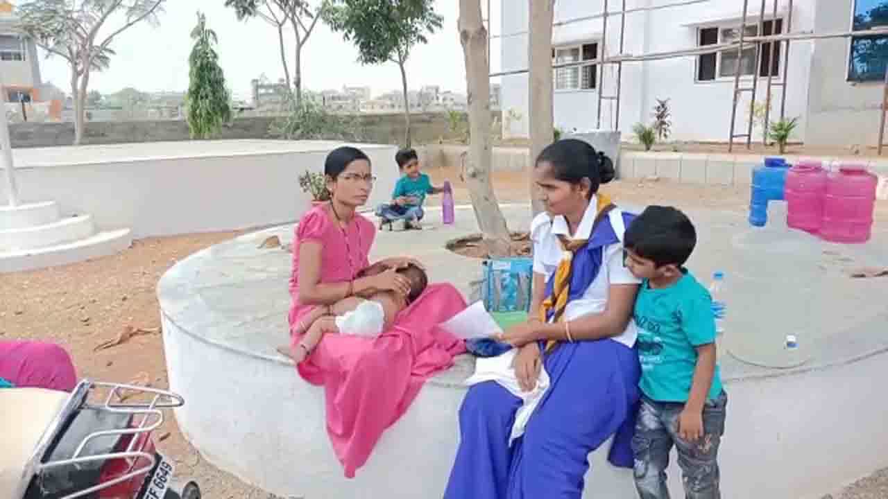 ಹಸುಗೂಸಿನೊಂದಿಗೆ ಬಂದು ಎಸ್ಎಸ್ಎಲ್ಸಿ ಪರೀಕ್ಷೆ ಬರೆದ ತಸ್ಲೀಮಾ; ಮಗುವಿನ ಆರೈಕೆ ಮಾಡಿ ಮಾನವೀಯತೆ ಮೆರೆದ ಆಶಾ ಕಾರ್ಯಕರ್ತೆ ಹಸುಗೂಸಿನೊಂದಿಗೆ ಬಂದು ಎಸ್ಎಸ್ಎಲ್ಸಿ ಪರೀಕ್ಷೆ ಬರೆದ ತಸ್ಲೀಮಾ; ಮಗುವಿನ ಆರೈಕೆ ಮಾಡಿ ಮಾನವೀಯತೆ ಮೆರೆದ ಆಶಾ ಕಾರ್ಯಕರ್ತೆ
