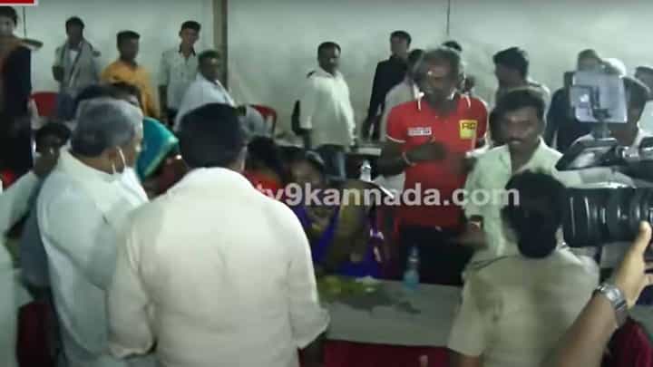 ಊಟ ಮಾಡುವುದನ್ನು ನಿಲ್ಲಿಸಿ ಎದ್ದುನಿಂತು ಗೌರವ ಸೂಚಿಸಿದ ಮಹಿಳೆಯರಿಗೆ ಸಿದ್ದರಾಮಯ್ಯ ಏಳಬೇಡಿ, ಊಟ ಮಾಡಿ ಅಂದರು ಊಟ ಮಾಡುವುದನ್ನು ನಿಲ್ಲಿಸಿ ಎದ್ದುನಿಂತು ಗೌರವ ಸೂಚಿಸಿದ ಮಹಿಳೆಯರಿಗೆ ಸಿದ್ದರಾಮಯ್ಯ ಏಳಬೇಡಿ, ಊಟ ಮಾಡಿ ಅಂದರು