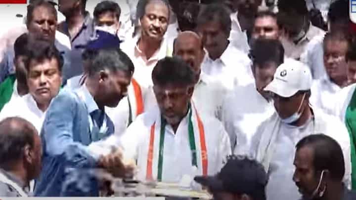 ಕಾಂಗ್ರೆಸ್ ನಡೆಸಿದ ಪಾದಯಾತ್ರೆಯಲ್ಲಿ ಪುನೀತ್ ರಾಜಕುಮಾರ್ ಅವರ ಪೋಟೋ ಫ್ರೇಮ್ ತರುವ ಅವಶ್ಯಕತೆ ಇರಲಿಲ್ಲ! ಕಾಂಗ್ರೆಸ್ ನಡೆಸಿದ ಪಾದಯಾತ್ರೆಯಲ್ಲಿ ಪುನೀತ್ ರಾಜಕುಮಾರ್ ಅವರ ಪೋಟೋ ಫ್ರೇಮ್ ತರುವ ಅವಶ್ಯಕತೆ ಇರಲಿಲ್ಲ!
