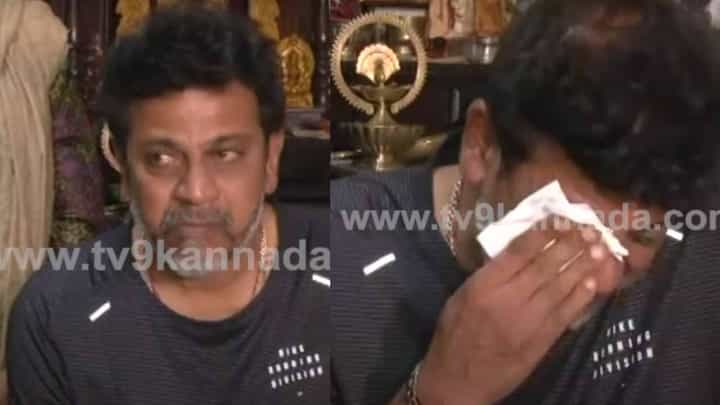 ‘ಜೇಮ್ಸ್’ ನೋಡಿ ಶಿವಣ್ಣನಿಗೆ ಉಮ್ಮಳಿಸಿ ಬಂತು ದುಃಖ; ಹರಿಯಿತು ಕಣ್ಣೀರ ಧಾರೆ ‘ಜೇಮ್ಸ್’ ನೋಡಿ ಶಿವಣ್ಣನಿಗೆ ಉಮ್ಮಳಿಸಿ ಬಂತು ದುಃಖ; ಹರಿಯಿತು ಕಣ್ಣೀರ ಧಾರೆ