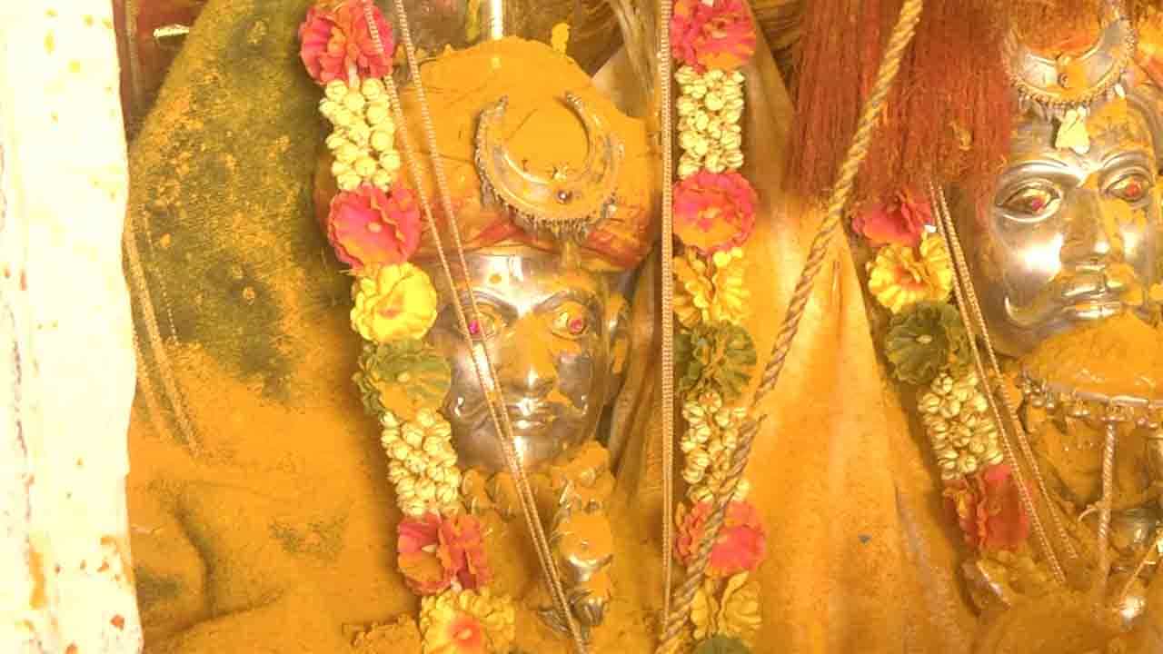ಚಿಕ್ಕೋಡಿಯಲ್ಲಿ ಸಿದ್ದೇಶ್ವರನಿಗೆ ಭಂಡಾರ ಎರಚಿ ಭಕ್ತಿಯ ಪರಾಕಾಷ್ಠೆ; ದೇವರ ಕಾಲಜ್ಞಾನದಲ್ಲಿ ಚಿಕ್ಕಮಕ್ಕಳು, ಪಶುಗಳಿಗೆ ಗಂಡಾಂತರ ಸೂಚನೆ ಚಿಕ್ಕೋಡಿಯಲ್ಲಿ ಸಿದ್ದೇಶ್ವರನಿಗೆ ಭಂಡಾರ ಎರಚಿ ಭಕ್ತಿಯ ಪರಾಕಾಷ್ಠೆ; ದೇವರ ಕಾಲಜ್ಞಾನದಲ್ಲಿ ಚಿಕ್ಕಮಕ್ಕಳು, ಪಶುಗಳಿಗೆ ಗಂಡಾಂತರ ಸೂಚನೆ